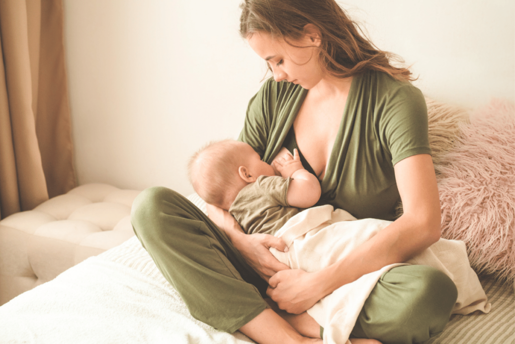 mom-breastfeeding-baby-confidently-after-taking-prenatal-insights-breastfeeding-course
